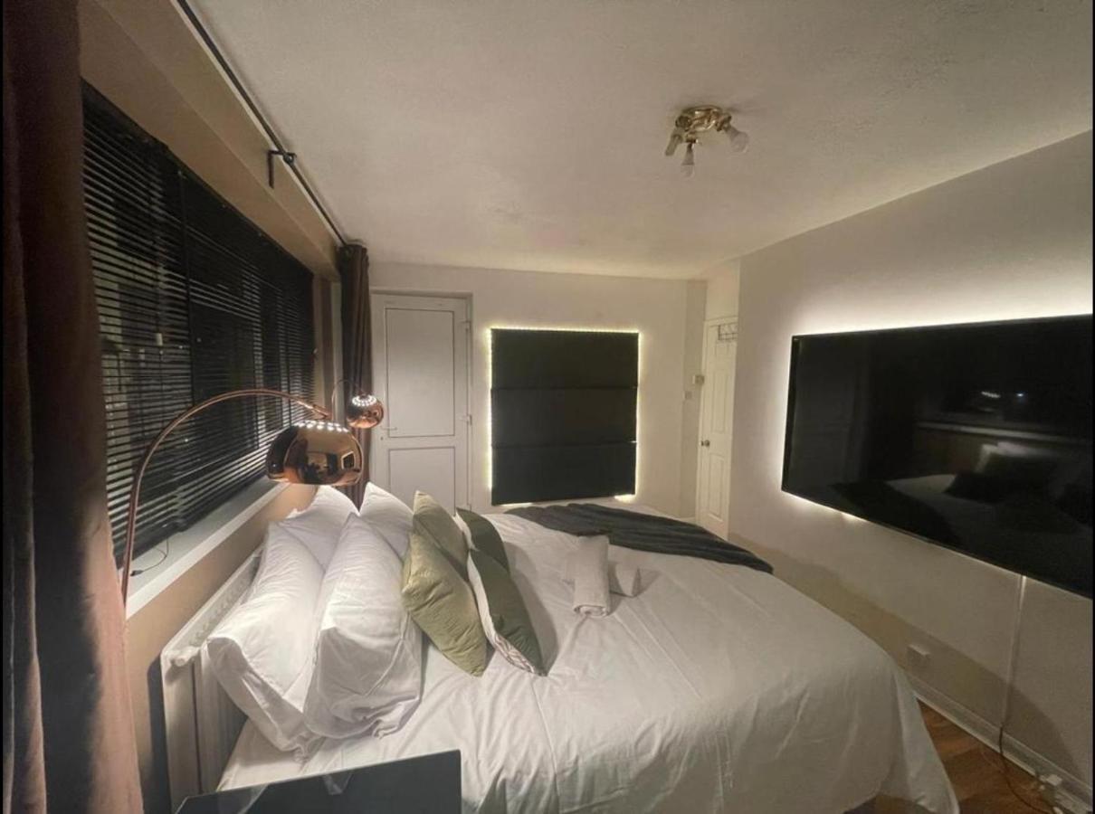 ロンドンR3 Superking Sized Bed & 75" Tv On The Wall In Claphamアパートメント エクステリア 写真