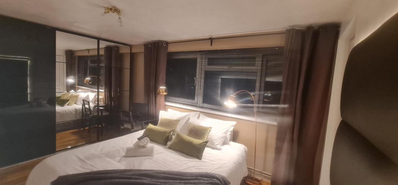 ロンドンR3 Superking Sized Bed & 75" Tv On The Wall In Claphamアパートメント エクステリア 写真