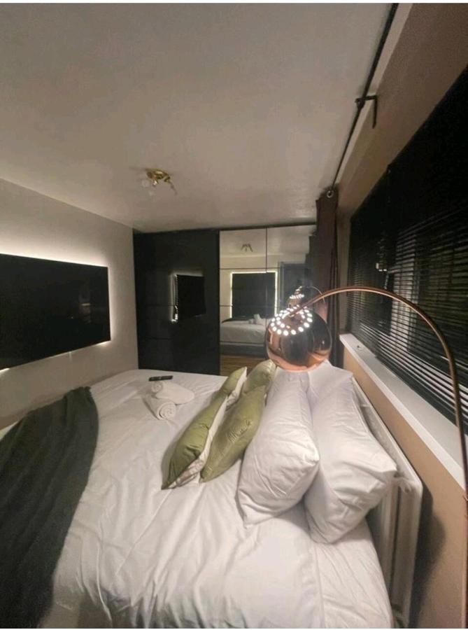 ロンドンR3 Superking Sized Bed & 75" Tv On The Wall In Claphamアパートメント エクステリア 写真