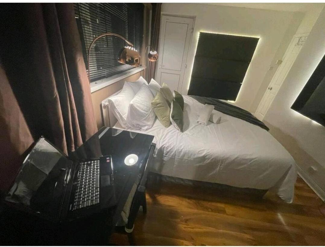 ロンドンR3 Superking Sized Bed & 75" Tv On The Wall In Claphamアパートメント エクステリア 写真