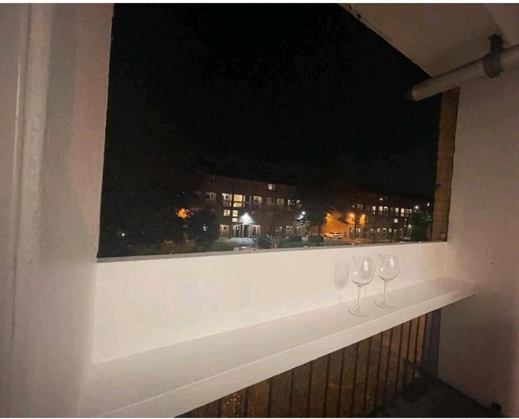 ロンドンR3 Superking Sized Bed & 75" Tv On The Wall In Claphamアパートメント エクステリア 写真