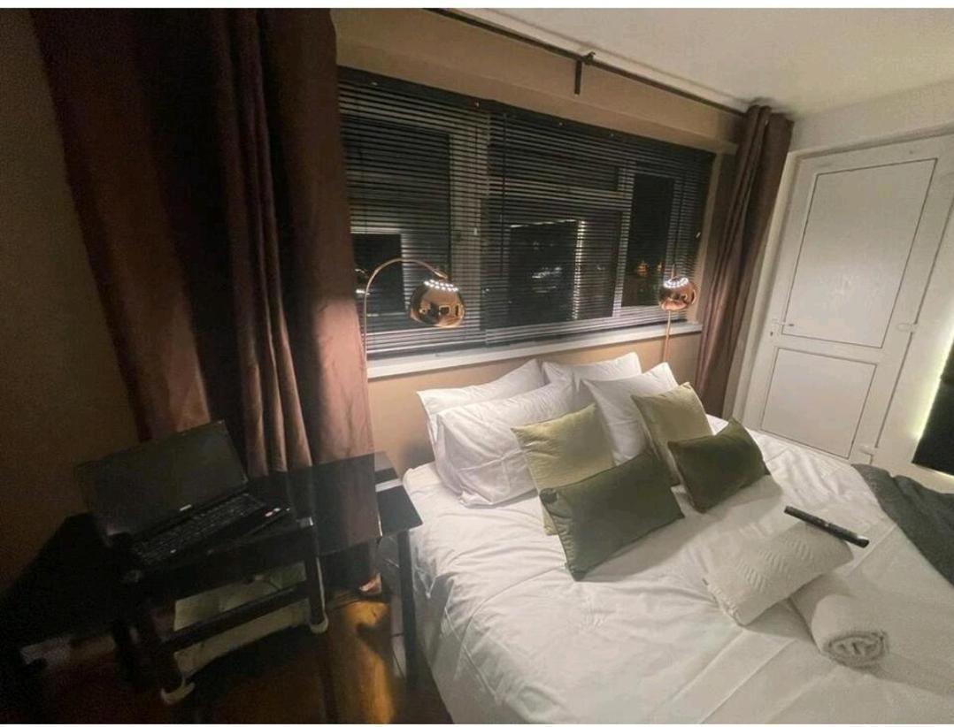ロンドンR3 Superking Sized Bed & 75" Tv On The Wall In Claphamアパートメント エクステリア 写真