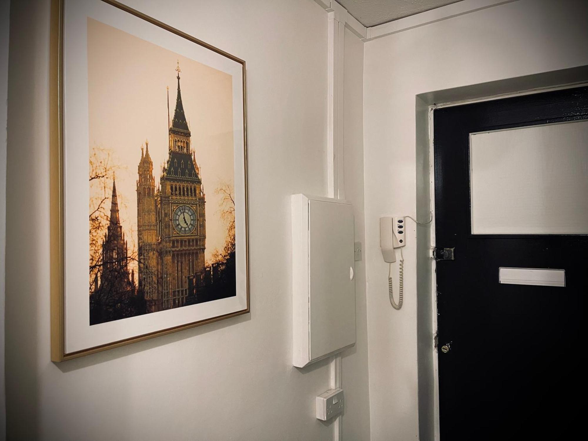 ロンドンR3 Superking Sized Bed & 75" Tv On The Wall In Claphamアパートメント エクステリア 写真