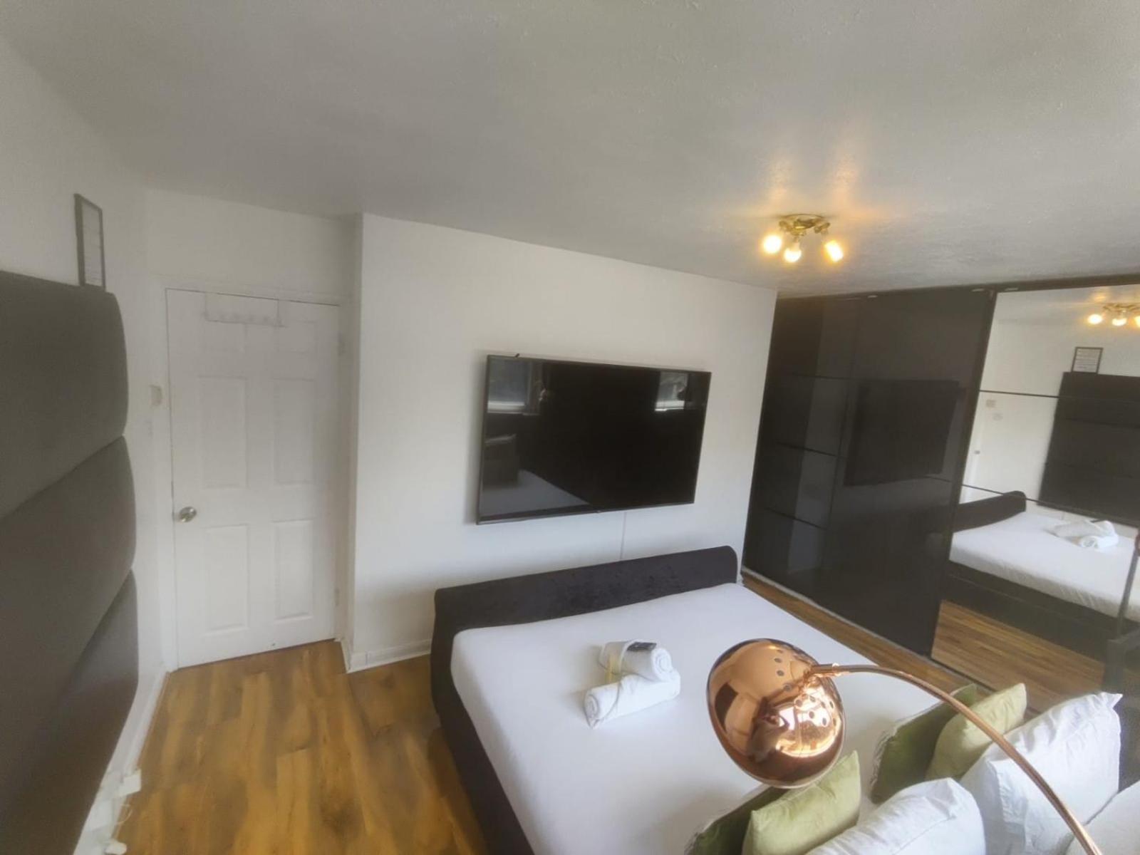 ロンドンR3 Superking Sized Bed & 75" Tv On The Wall In Claphamアパートメント エクステリア 写真